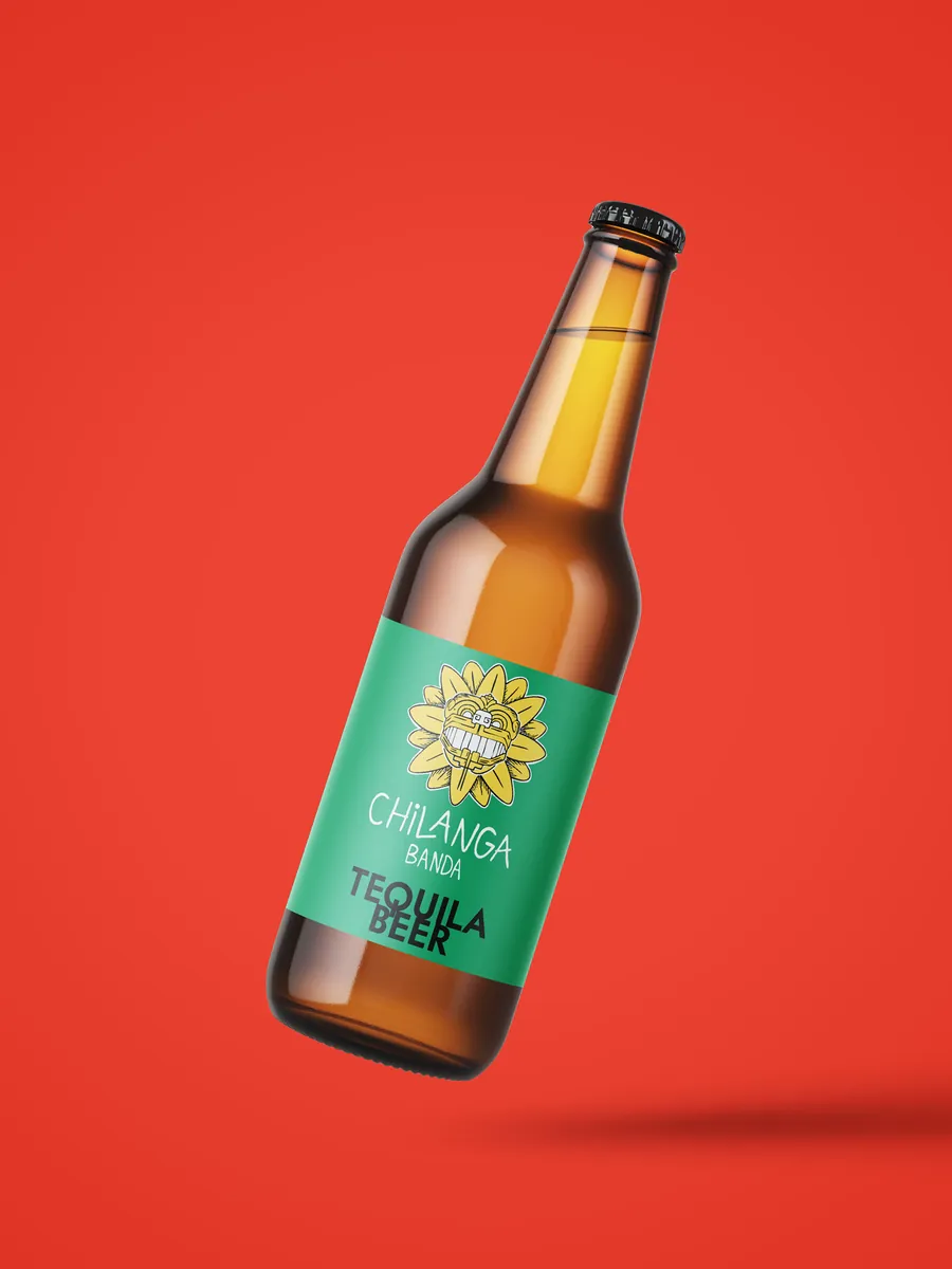 Botella de cerveza con la etiqueta de Chilanga Banda