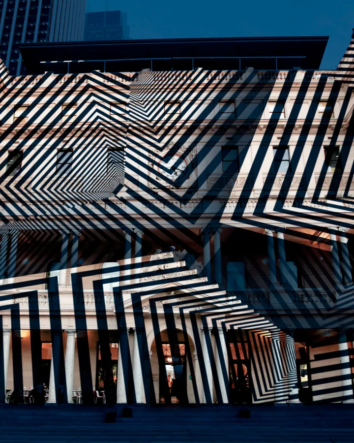 The Fringe of Infinity, proyección de Javier Riera sobre un edificio