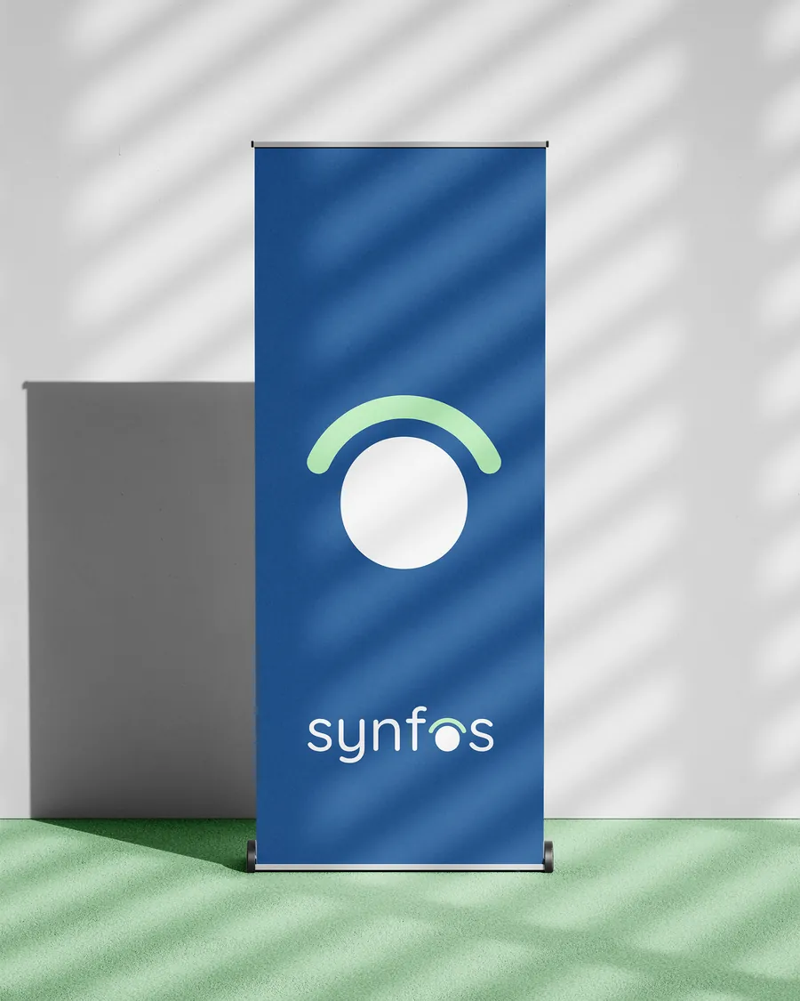 Roll-up con la identidad de Synfos